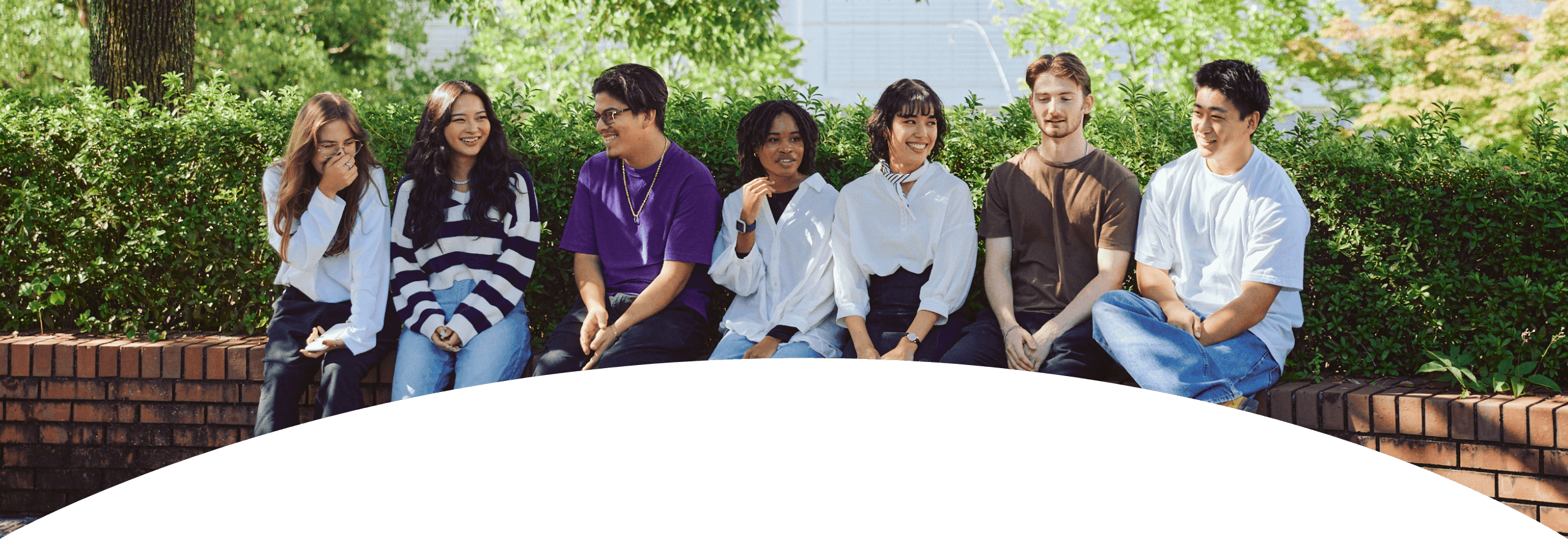 学生たちが談笑している様子